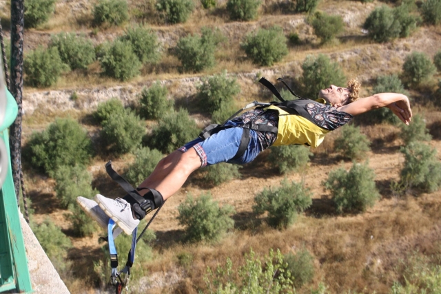  Sauter à l'élastique sur le dos