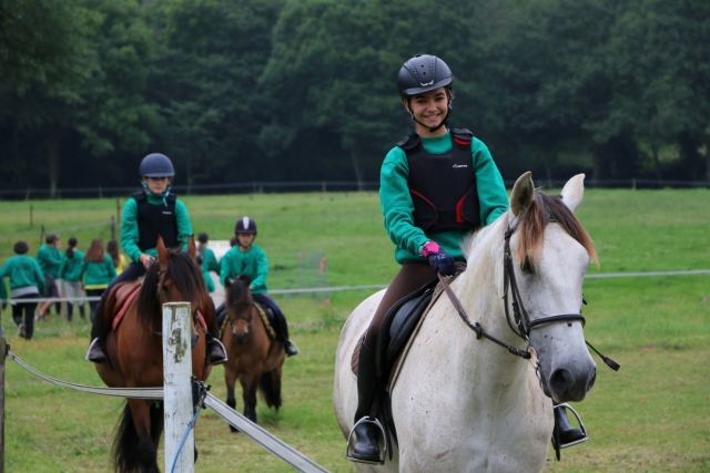 Paseo a caballo con niños por nuestra finca
