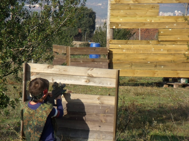  Caché avec une arme laser 