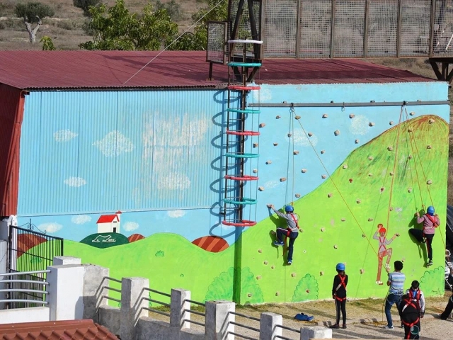  Kletterwand in den Camp-Einrichtungen 
