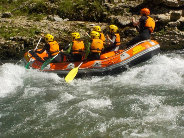  Genießen Sie ein Rafting -Abenteuer durch den Deva River