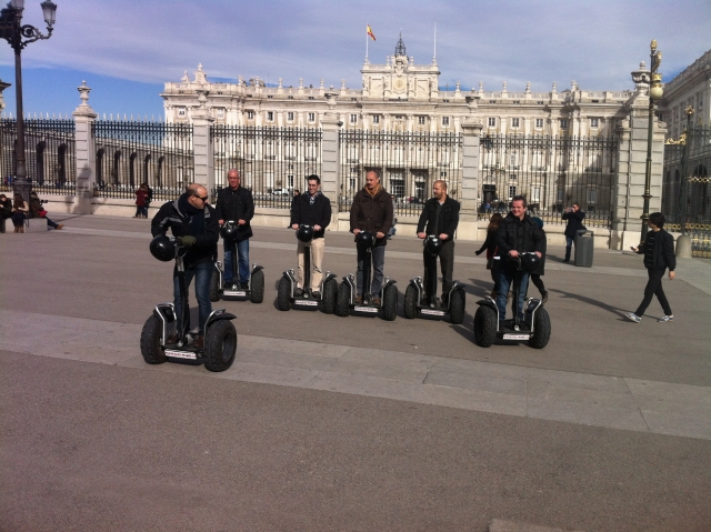 Grupo de segways en la Plaza Mayor