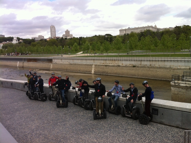 Amigos en segways por Madrid