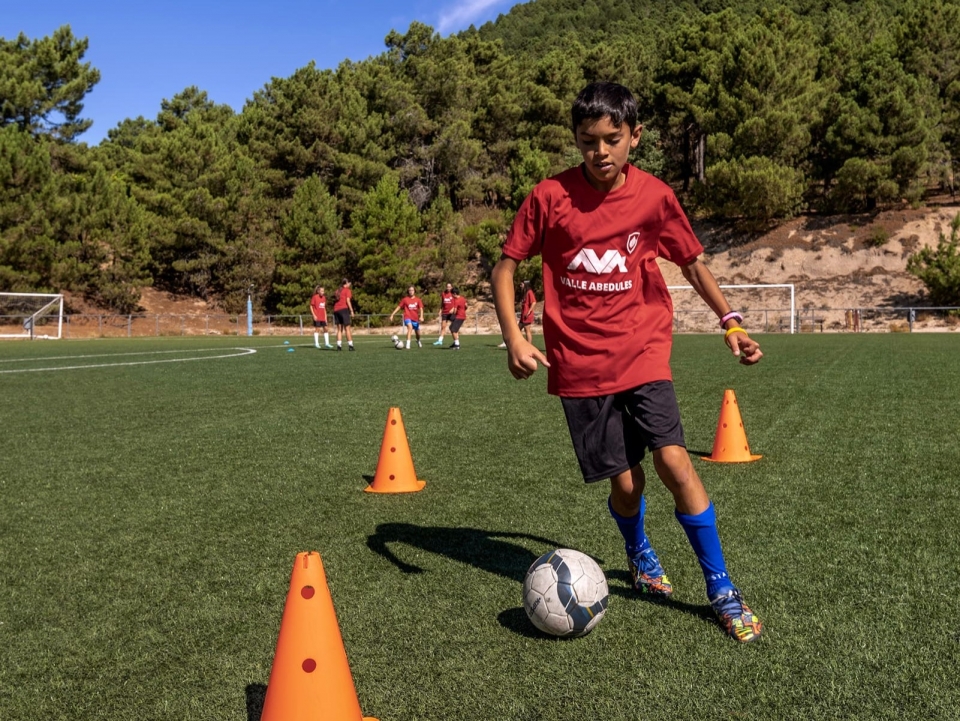 Aprende las mejores técnicas de fútbol durante el campamento