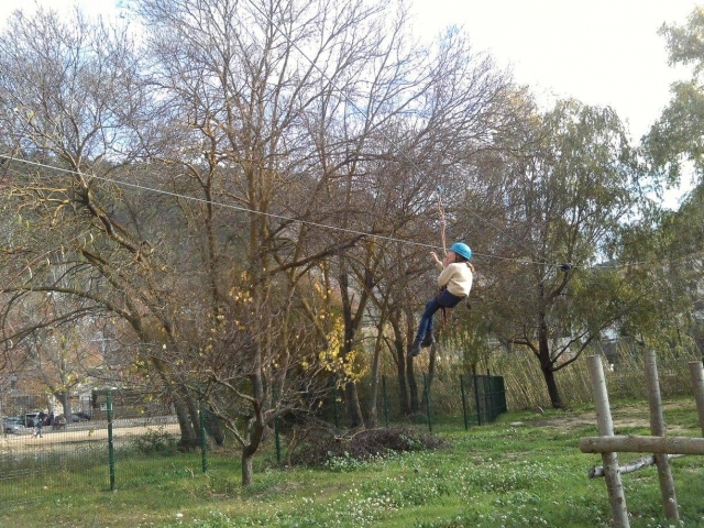 Alumna en la tirolina