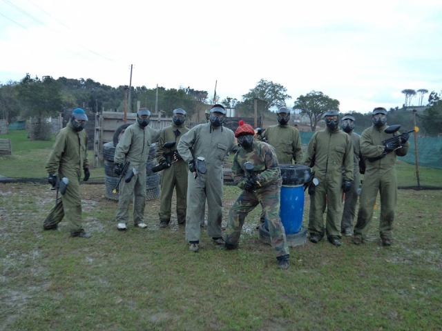 Tropa de soldados de paintball