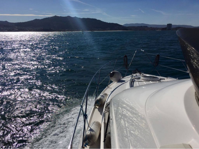  Sail aboard a yacht 