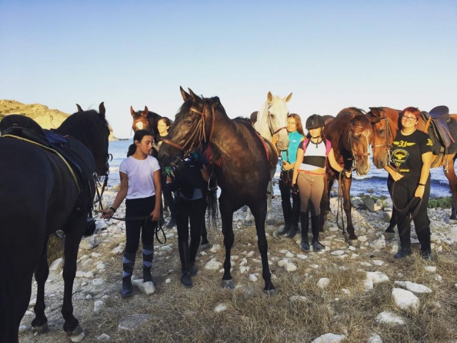 È necessario anche fare delle soste e scendere per un po' da cavallo 