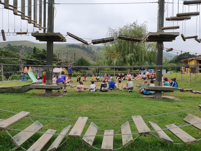 Día de diversión en un parque multiaventura 