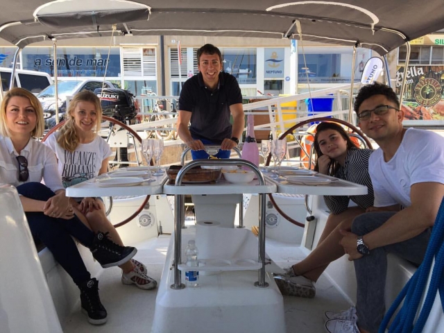 Grupo paseando en velero en Barcelona