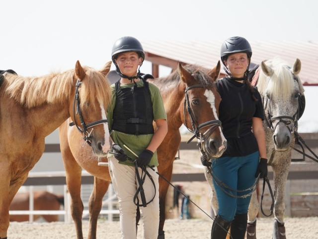 Avec les poneys de notre centre équestre 