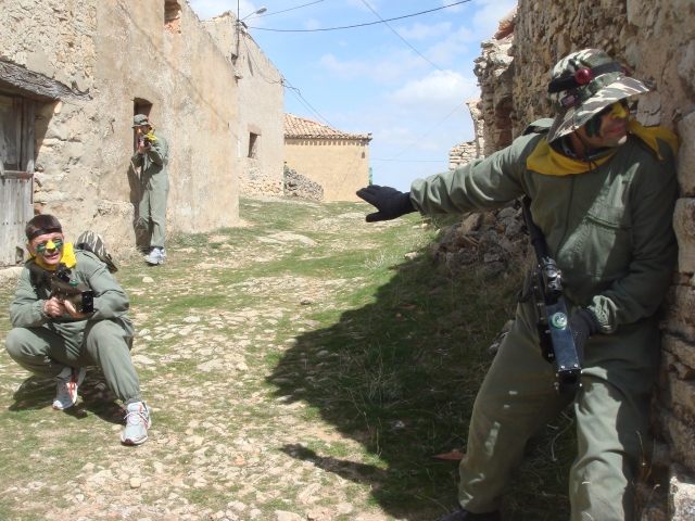 Jugadores de laser tag, metidos en el papel