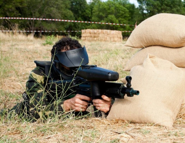  Se cacher derrière les sacs 