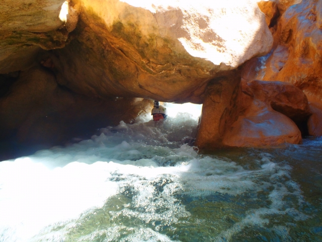 Atravesando un tunel en la roca