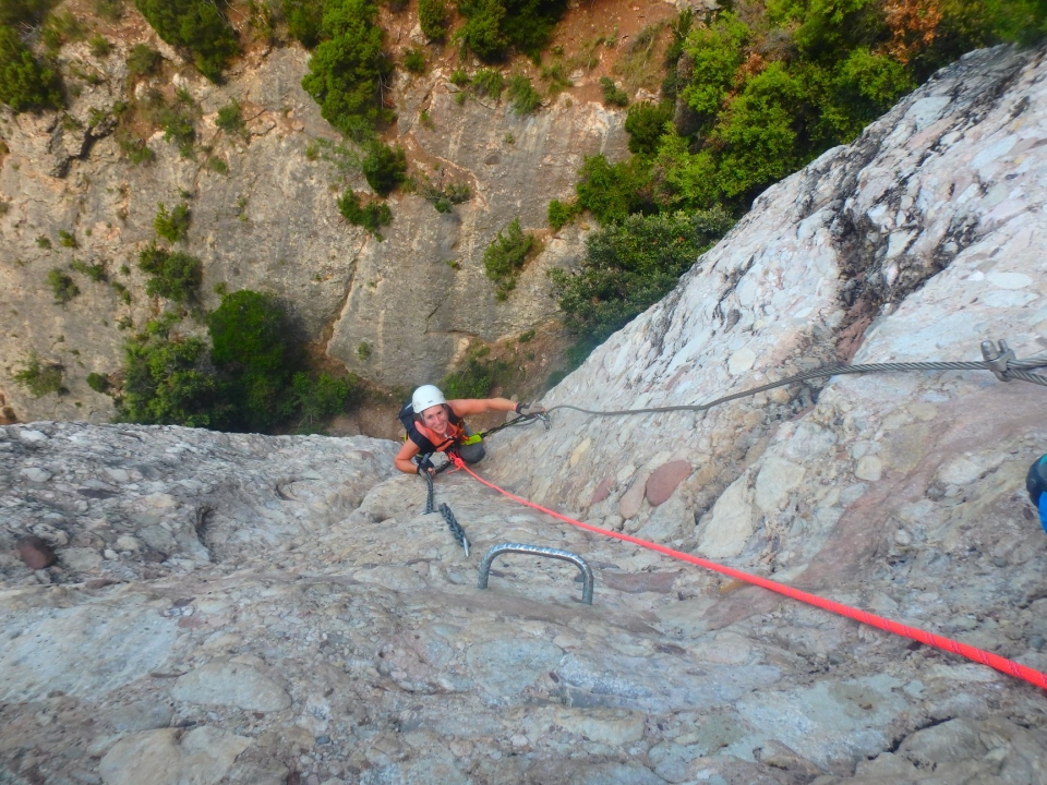  攀登铁拉达墙壁 