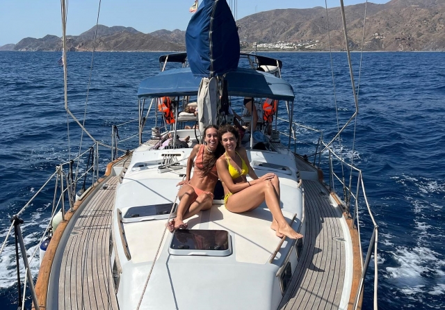  Freunde auf einem Segelboot 