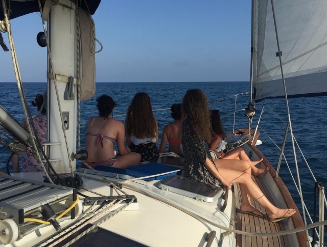  Freunde auf dem Segelboot