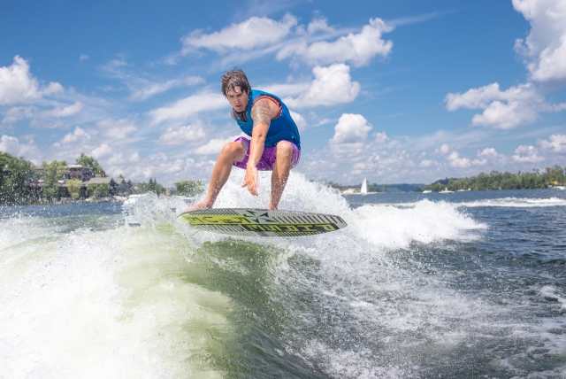  Menino praticando wakeboard 