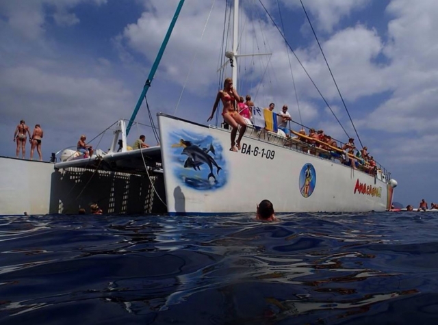 Saltando al agua desde el catamaran