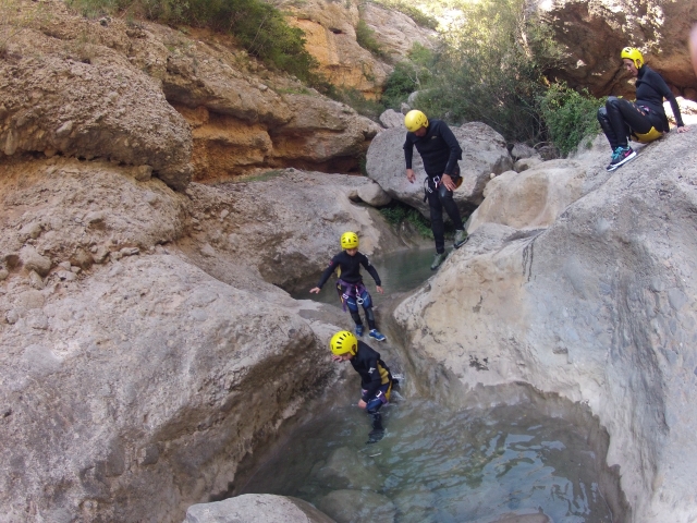 Atravesando el barranco acuático
