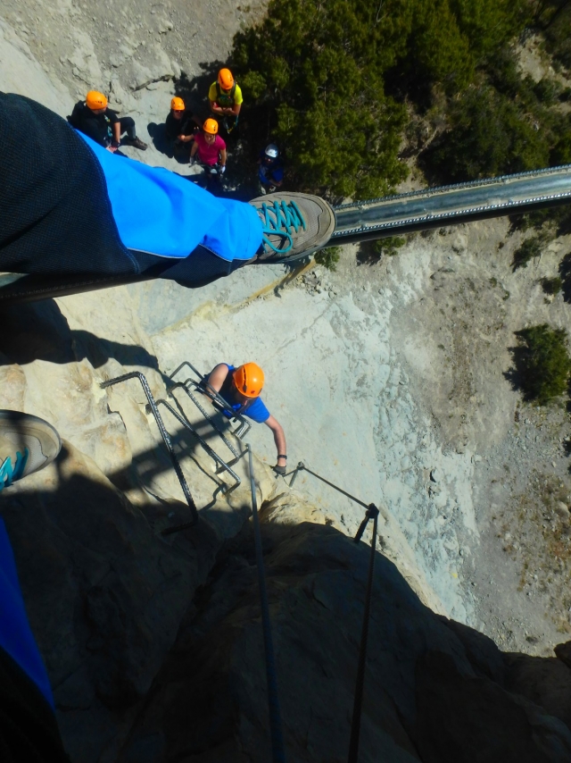  攀登铁拉达铁索岩壁