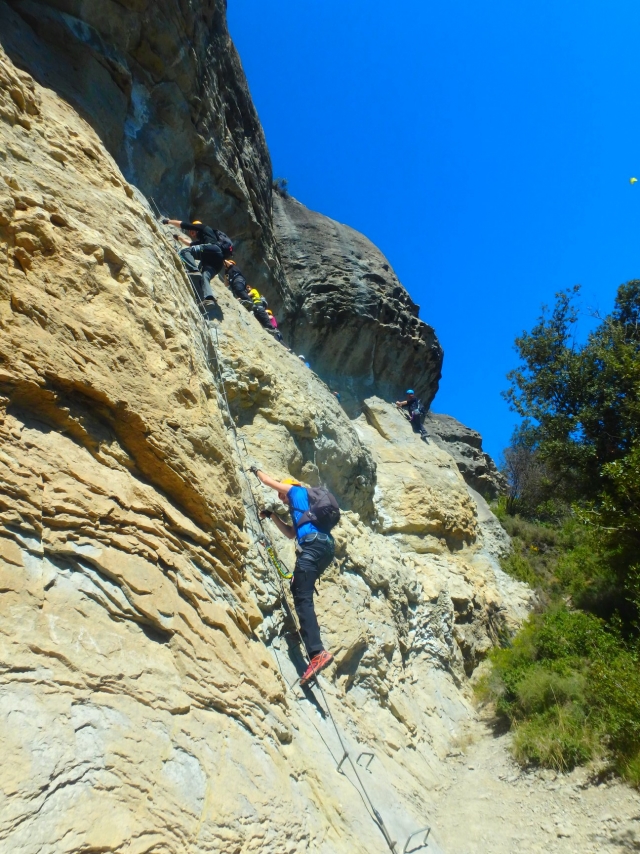 攀登铁索攀岩墙 