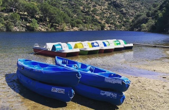  Canoe pronte per esplorare la spiaggia da Madrid