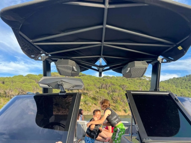  Journée en famille à bord d'un bateau nautique modèle g23 