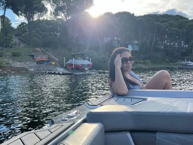  Femme profitant d'une journée en bateau