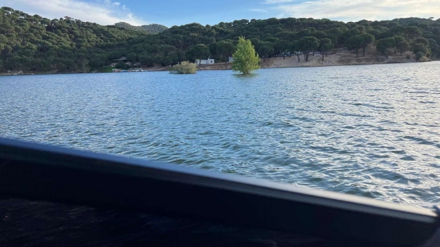  Vues depuis le bateau sur le réservoir 