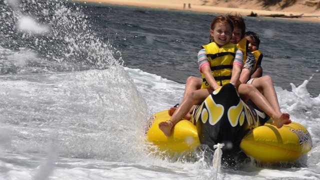  Enfants sur un bateau banane