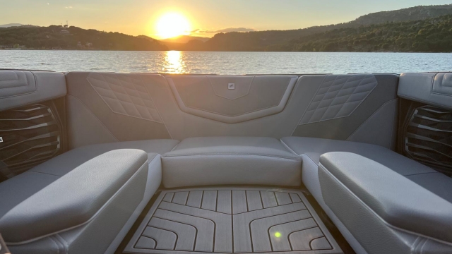 Bateau au coucher du soleil 