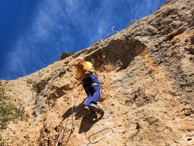  Esercitatevi nella discesa in corda doppia su una via ferrata
