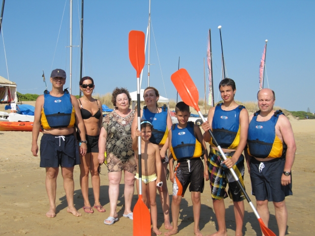  Gruppo con pagaie in kayak 