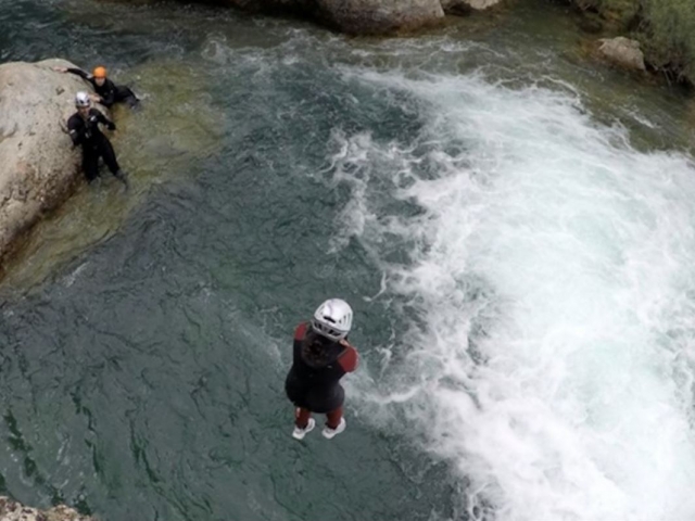 Saltando a la poza del barranco