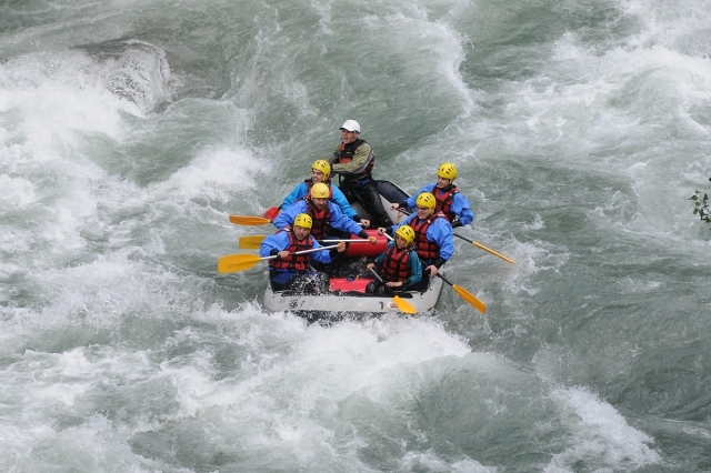  Traverser les eaux vives en radeau 