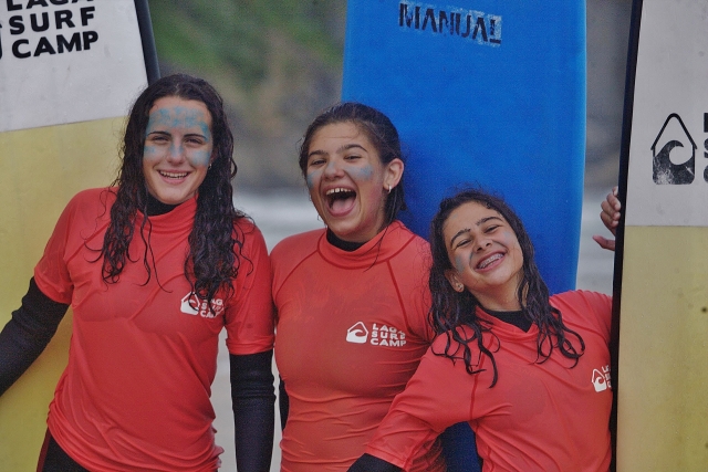  Girls in surf camp 