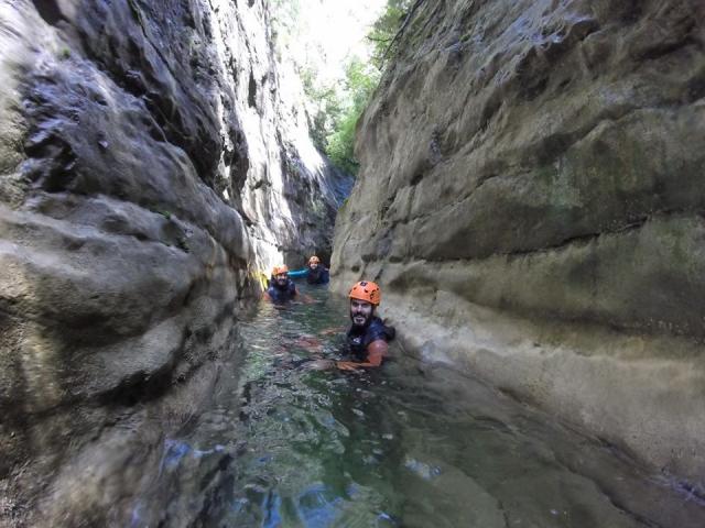  Traversée du ravin entre les parois rocheuses