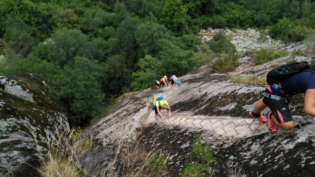  Remonter la paroi rocheuse 