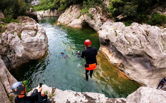  Jumping into natural water pools in the ravine 