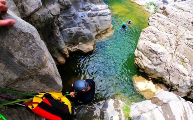  Practice rappelling in the Strait of Sant Aniol 