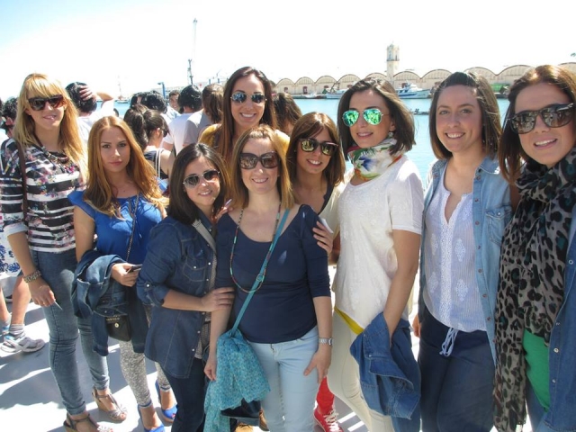  Gruppo di ragazze prima dell'imbarco 