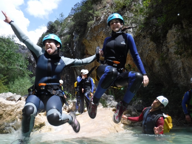  Ins Wasser springen 