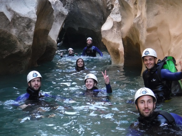  Nager dans la rivière 