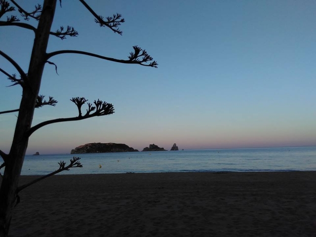  pôr do sol com as Ilhas Medes ao fundo 