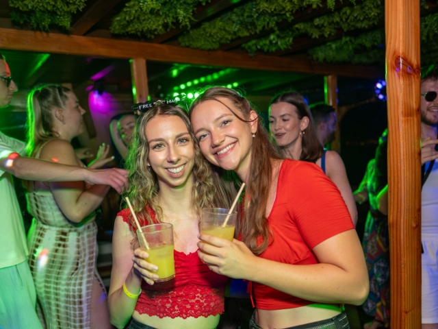  Na festa noturna do barco em Maiorca 