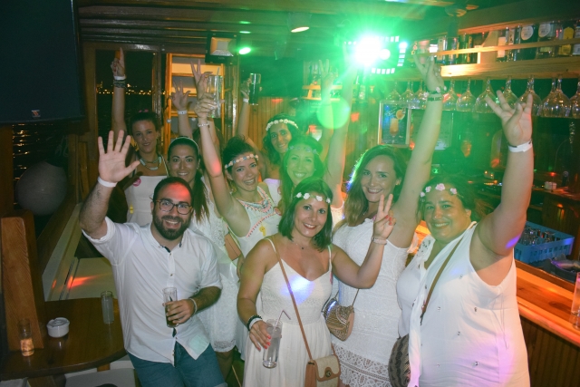  Fête en bateau de nuit entre amis 