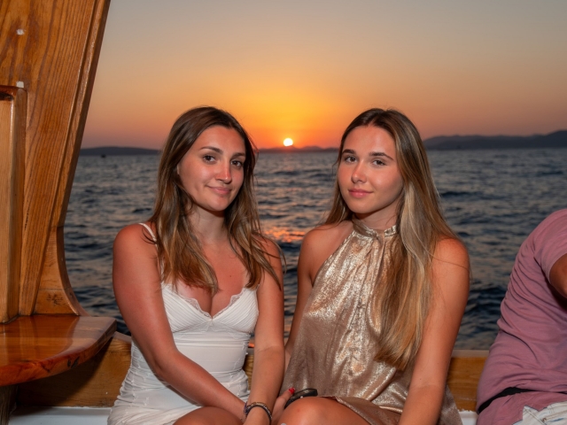 Amigas con el atardecer de fondo