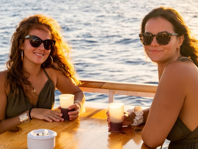 Amigas disfrutando en la zona chill out del paseo al atardecer
