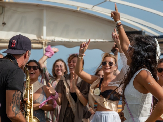 Celebrando despedida de soltera a bordo del barco